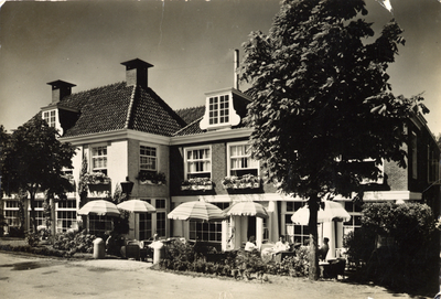 605893 Gezicht op het hotel De Nederlanden (Duinkerken 3) te Vreeland.N.B. De gemeente Vreeland is in 1964 bij de ...